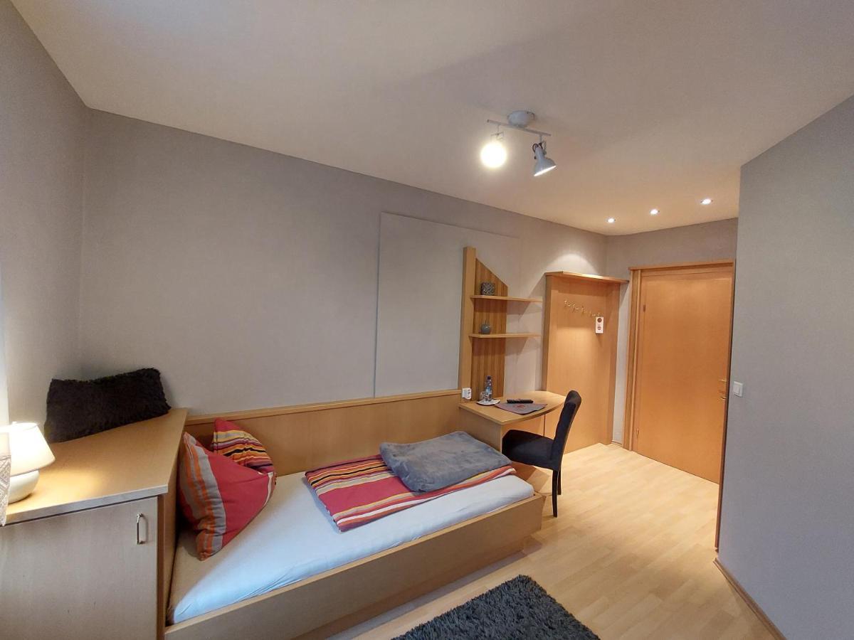 3 Raben - Leoben - Zimmer Fuer Geschaeftsreisende, Urlauber, Monteure Und Handwerker, Polski Pensjonat Austria ภายนอก รูปภาพ